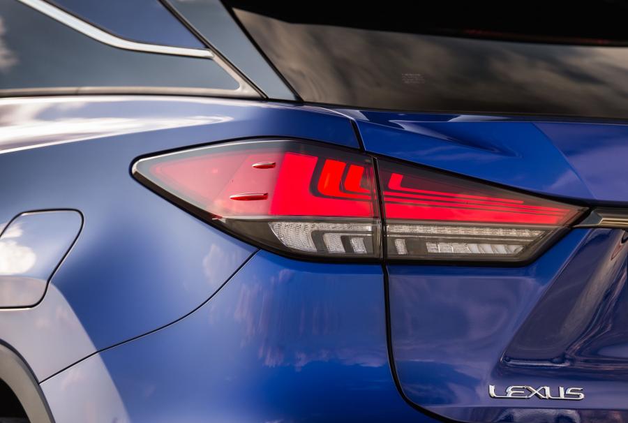 Детали экстерьера Lexus RX300 F-Sport 2019 года  (WW) (фото 35 из 80)